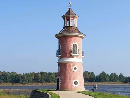 Leuchtturm Binnenleuchtturm mit kleinem Hafen und Mole